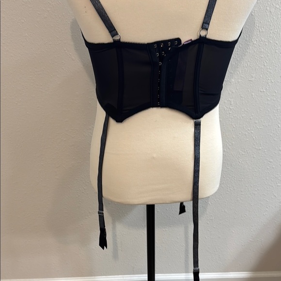 Savage X Fenty Black Lace Bra with Intricate Floral Patterns - Picture 5 of 8